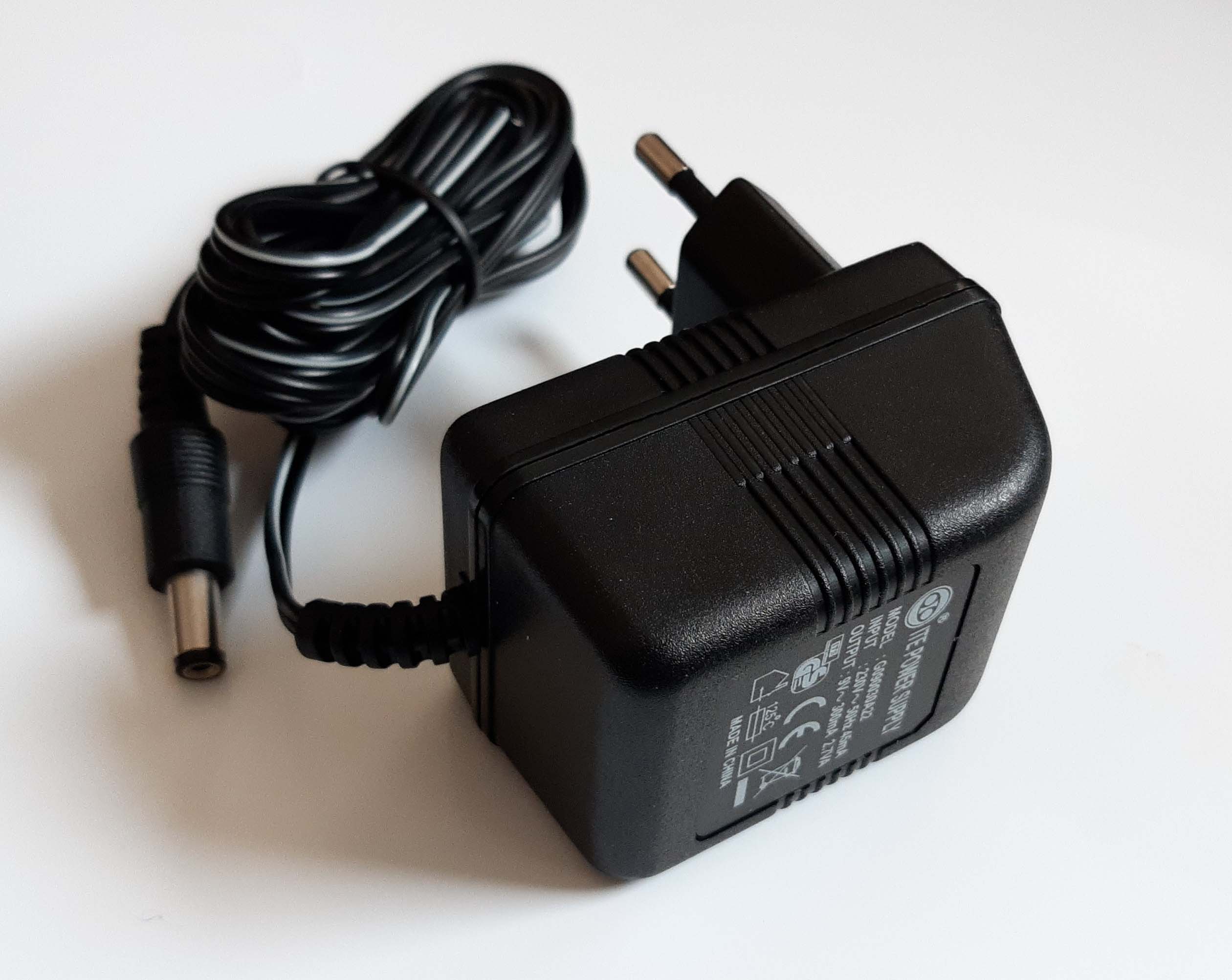 Stecker-Netzteil AC/AC Wechselstrom-Ausgang. 9V AC - 0,3A