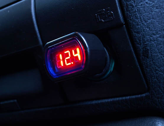 Kfz Batterie Tester Spannungsanzeige Voltmeter Zigarettenanzünder 12V 24V LED